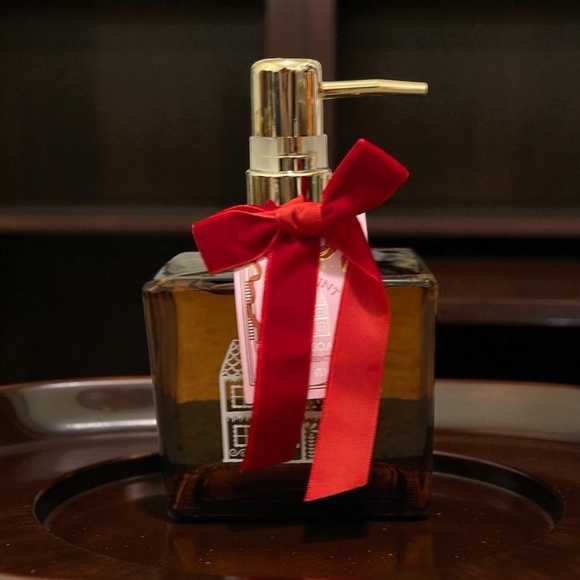 Hand Soap • 16 oz • Holiday • Gold Pump + Red Bow • New - Picture 1 of 1